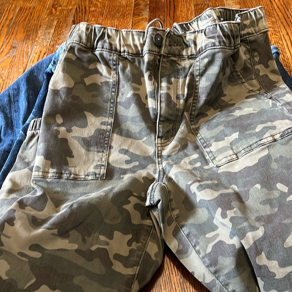 Very cute camo American eagle pants I loved thee in the spring